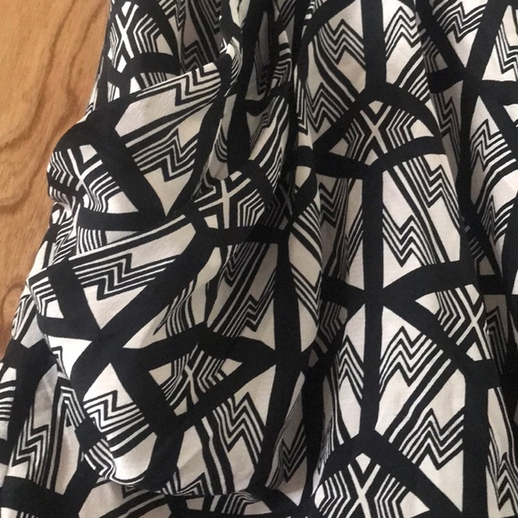 Silk! Like new, gorgeous silky flowing mini skirt. - Picture 2 of 9